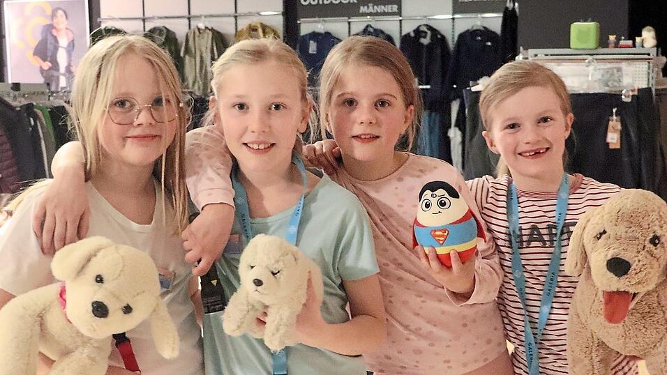 Die kleinen G&auml;ste zeigen ihre Kuscheltiere, die bei der ersten 'Nacht im Warenhaus' nicht fehlen durften.