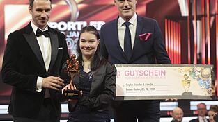 Gro&szlig;e Ehre f&uuml;r Sophie Dziadek: Im Kursaal von Baden-Baden wird die Shorttrackerin vor hunderten Ehreng&auml;sten als &bdquo;Special Olympics Sportlerin des Jahres&ldquo; ausgezeichnet. Die Laudatio h&auml;lt Ex-Skistar Felix Neureuther, einen Gutschein &uuml;berreicht Michael Hagspihl (rechts) von der Deutschen Telekom.