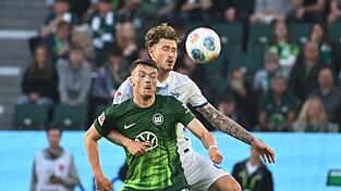 Calvin Brackelmann vom SC Paderborn und der Wolfsburger Dzenan Pejcinovic (vorne) im Zweikampf.
