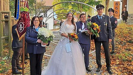 Die Feuerwehr Hannesried gratulierte dem Paar zur Hochzeit. Die Feuerwehr Hannesried gratulierte dem Paar zur Hochzeit.