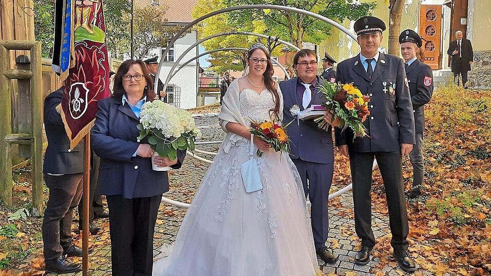 Die Feuerwehr Hannesried gratulierte dem Paar zur Hochzeit.