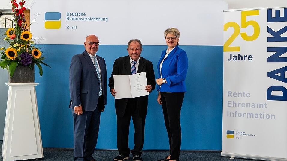 Für seine 25-jährige ehrenamtliche Tätigkeit erhielt Herbert Polke (Mitte) von Rüdiger Hermann, Vorsitzender der Vertreterversammlung der Deutschen Rentenversicherung Bund, und Gundula Roßbach, Präsidentin der Deutschen Rentenversicherung Bund, eine Dankurkunde.