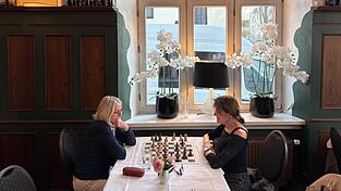 Viele Frauen w&uuml;rden niemals einem Schachklub beitreten, weil sie sich M&auml;nnern unterlegen f&uuml;hlen, sagt die Initiatorin des Damengambits, Constanze Stimmelmayr (rechts). Dienstags sind die Frauen deshalb unter sich.