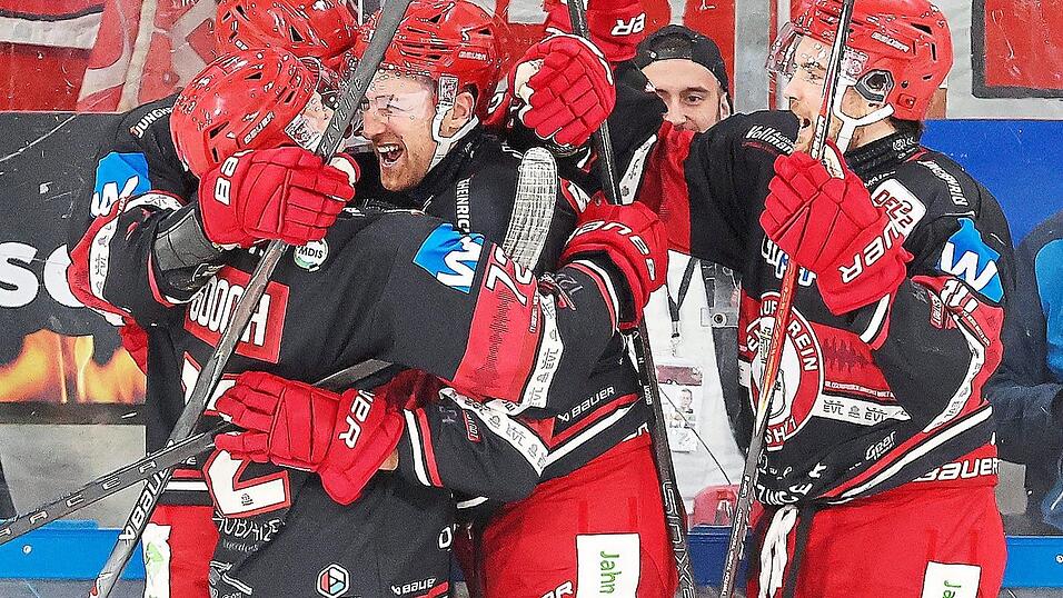 Jubel, Trubel, Heiterkeit (von links): Trevor Gooch (traf zum 2:1), Doppelpacker Yannick Wenzel und Julian Kornelli feiern ausgelassen den Heimerfolg über die Krefeld Pinguine.