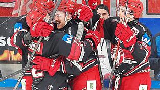 Jubel, Trubel, Heiterkeit (von links): Trevor Gooch (traf zum 2:1), Doppelpacker Yannick Wenzel und Julian Kornelli feiern ausgelassen den Heimerfolg über die Krefeld Pinguine.