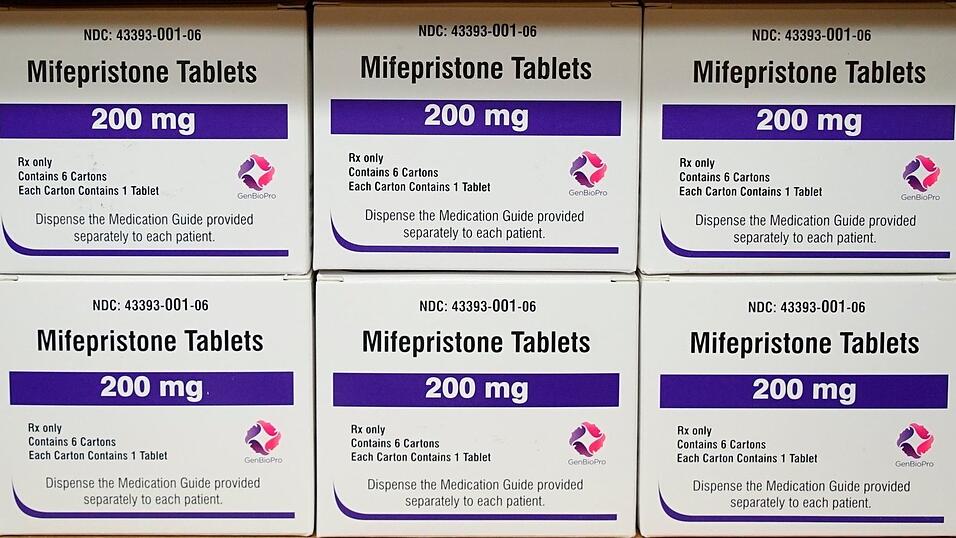 Der Oberste Gerichtshof in den USA hat den Zugang zur Abtreibungspille Mifepriston per Post vorerst wieder erlaubt.