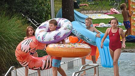 Schlag 18 Uhr: Auf geht es zur Pool-Party. Schlag 18 Uhr: Auf geht es zur Pool-Party.
