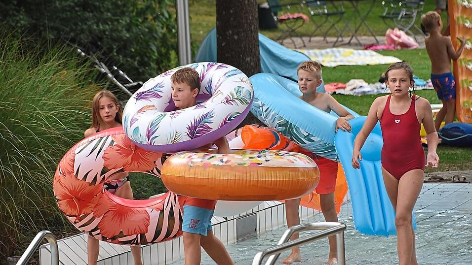 Schlag 18 Uhr: Auf geht es zur Pool-Party. Schlag 18 Uhr: Auf geht es zur Pool-Party.