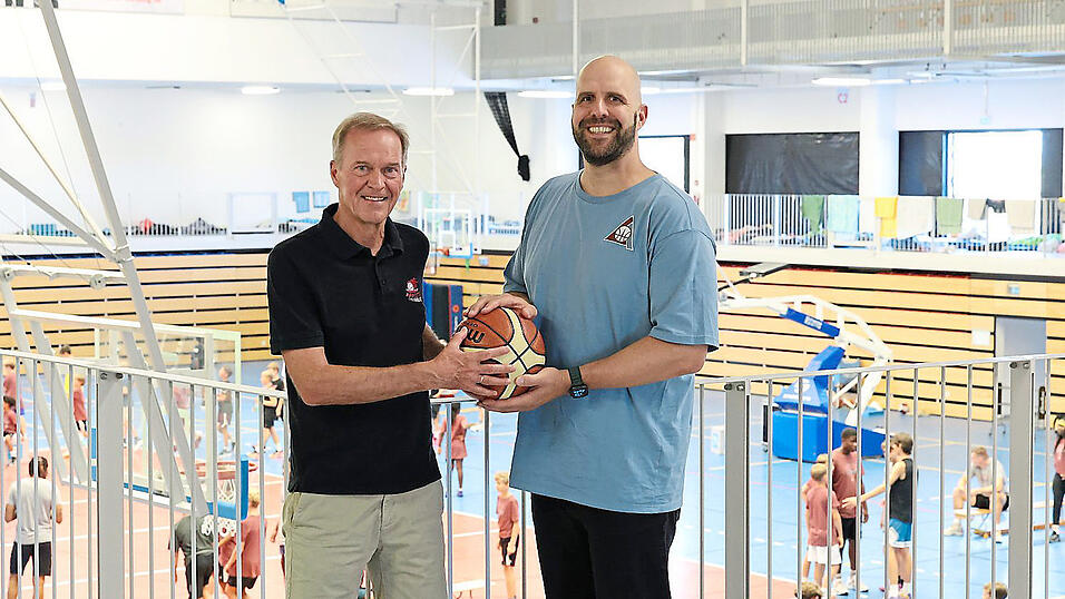 Packen jetzt zusammen an: Baskets-Vorstand Hermann Mayr (li.) und der zweite TGL-Abteilungsleiter Martin Wimmer. freuen sich auf die gemeinsame sportliche Zukunft. Packen jetzt zusammen an: Baskets-Vorstand Hermann Mayr (li.) und der zweite TGL-Abteilungsleiter Martin Wimmer. freuen sich auf die gemeinsame sportliche Zukunft.