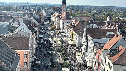 Stadtmarketing und Werbegemeinschaft müssen einen guten Draht nach oben haben: Das Wetter zum verkaufsoffenen Sonntag hätte nicht besser sein können. Stadtmarketing und Werbegemeinschaft müssen einen guten Draht nach oben haben: Das Wetter zum verkaufsoffenen Sonntag hätte nicht besser sein können.