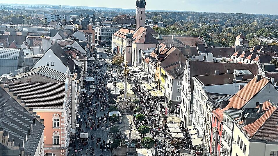 Stadtmarketing und Werbegemeinschaft m&uuml;ssen einen guten Draht nach oben haben: Das Wetter zum verkaufsoffenen Sonntag h&auml;tte nicht besser sein k&ouml;nnen.