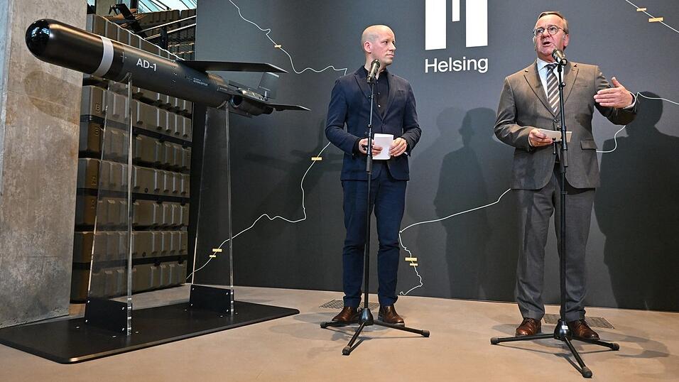 Verteidigungsminister Boris Pistorius (SPD) gemeinsam mit Helsing-Chef Gundbert Scherf (links) in München. Verteidigungsminister Boris Pistorius (SPD) gemeinsam mit Helsing-Chef Gundbert Scherf (links) in München.