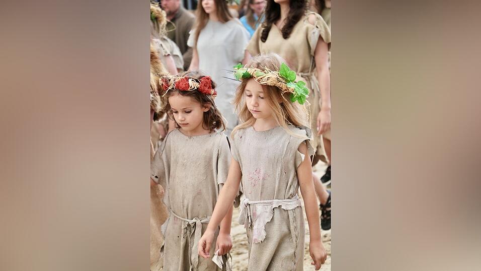 Eindr&uuml;cke von der Gruppe 'blau', die am Freitagabend die Drachenstich-Premiere gespielt hat.