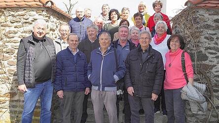 Ehemalige Sch&uuml;lerinnen und Sch&uuml;ler des Einschulungsjahrgangs 1961 der Chamerauer Schule