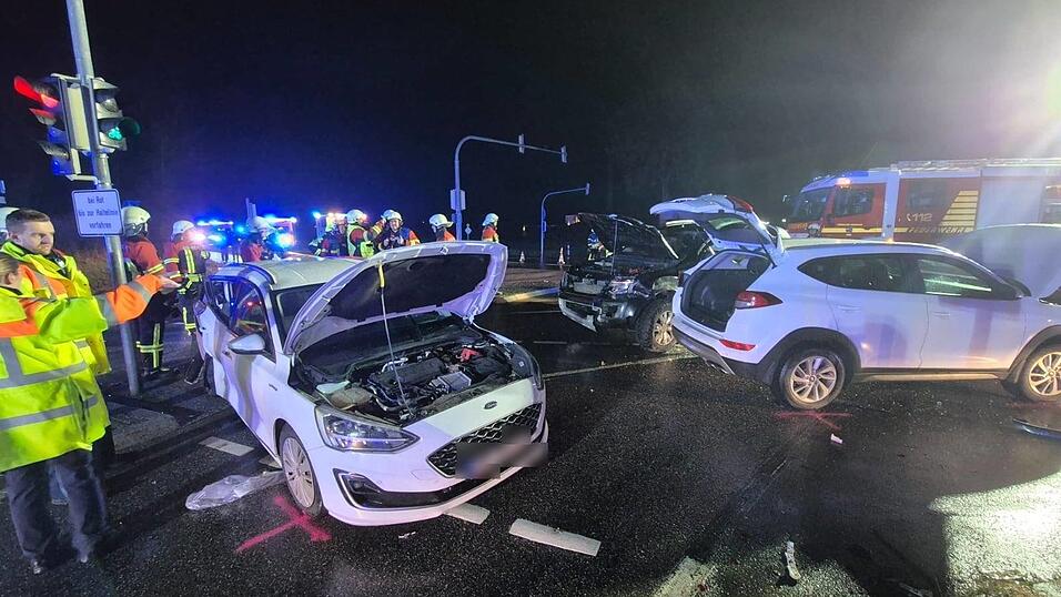 In Atting kam es am späten Sonntagabend zu einem schweren Unfall. In Atting kam es am späten Sonntagabend zu einem schweren Unfall.