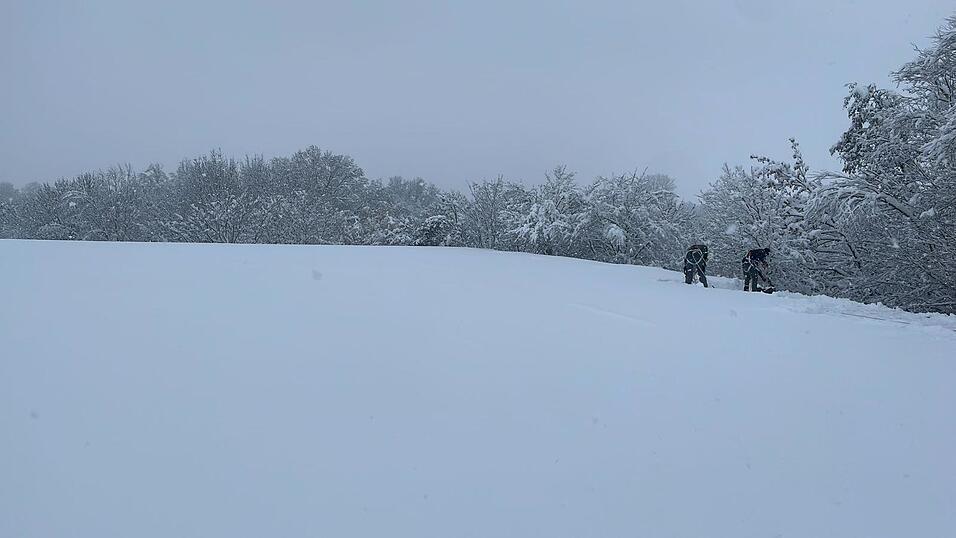Die Firma 'Leutner und Gruber GmbH' ist schon den ganzen Tag auf dem Dach des Straubinger Eisstadions zugange, um es von rund 40 Zentimeter hoch liegendem Neuschnee zu befreien.