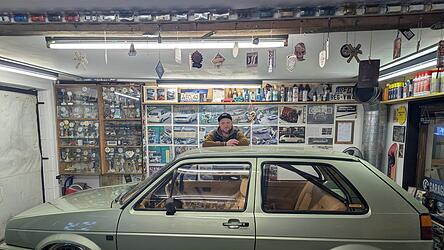 Mit dem gr&uuml;nen 2er Golf namens &bdquo;Herr Weber&ldquo; ist Mathias Lieb auch heute noch auf Treffen unterwegs. Das Auto ist in der Tuning-Szene &uuml;ber Europa hinaus bekannt.