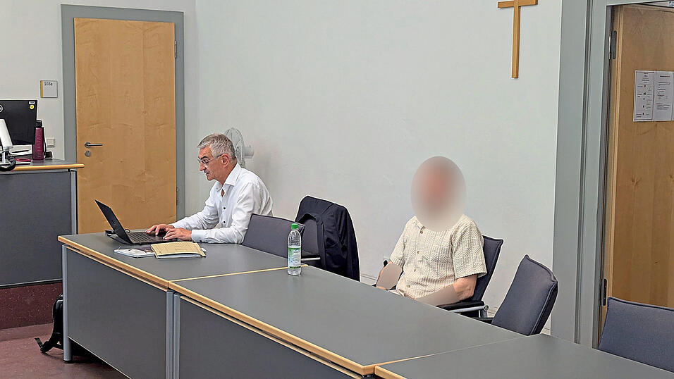 Der rechtskr&auml;ftig verurteilte Mandant von Helmut M&ouml;rtl (links) ist vor allem froh, dass er nicht schon wieder ins Gef&auml;ngnis muss.