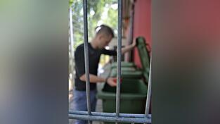 Drei Kilo Bananen - das war der bisher größte Fund,den Lukas beim Containern gemacht hat. Vor zwei bis drei Monaten hat er damit angefangen. Foto: Simone Ketterl Drei Kilo Bananen - das war der bisher größte Fund,den Lukas beim Containern gemacht hat. Vor zwei bis drei Monaten hat er damit angefangen. Foto: Simone Ketterl