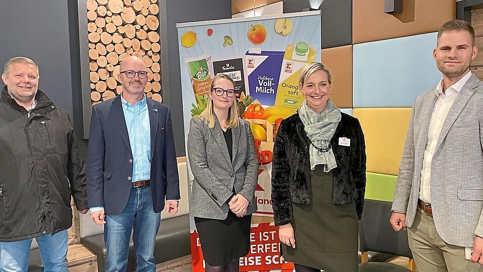 Gemeinde- und Landkreisvertreter mit den Kaufland-Verantwortlichen bei der Er&ouml;ffnung der neuen Kaufland-Filiale.