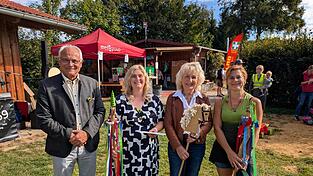 Strahlen mit der Sonne um die Wette: Stellvertretende Landrätin Gerlinde Graßl (Zweite von rechts), Lisa Huber (rechts), Lisa Altmann und Bürgermeister Sepp Ederer.