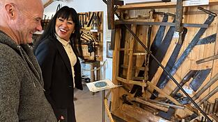 Renate Koller führte durch das Haus des Handwerkes. 