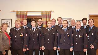 Die Geehrten sowie die neue Vorstandschaft, mit der B&uuml;rgermeisterin (l.).