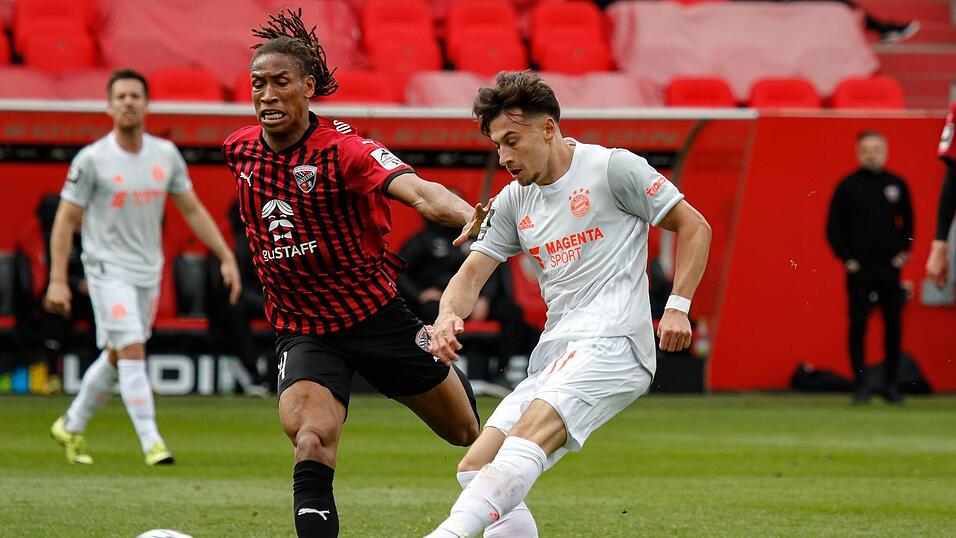 Ingolstadts Caniggia Elva (FCI 14) und Bayerns Nicolas Kühn kämpfen um den Ball. Ingolstadts Caniggia Elva (FCI 14) und Bayerns Nicolas Kühn kämpfen um den Ball.