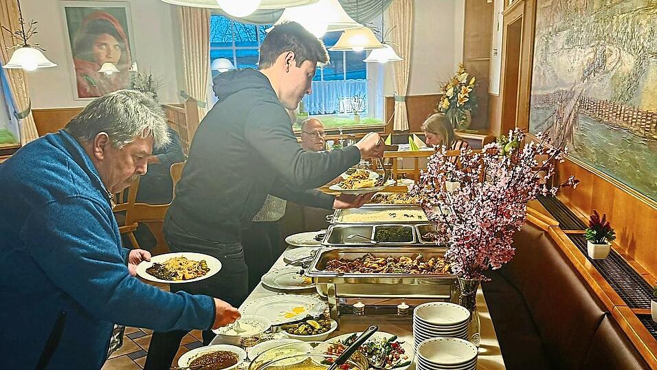 Oberbayerisches Ambiente und orientalische Aromen gemischt gab es beim Norouz Buffet im Afghan Grill House.