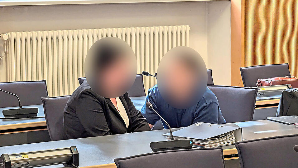 Die wegen versuchten Totschlags angeklagten Eheleute schweigen zu den Vorwürfen.
