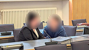 Die wegen versuchten Totschlags angeklagten Eheleute schweigen zu den Vorwürfen.