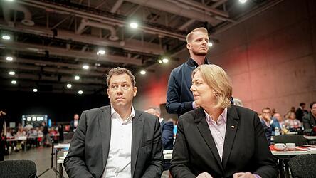 Die SPD um Generalsekret&auml;r Tim Kl&uuml;ssendorf (hinten) und die Parteivorsitzenden Lars Klingbeil (l.) und B&auml;rbel Bas ber&auml;t dieses Wochenende in der Parteizentrale.