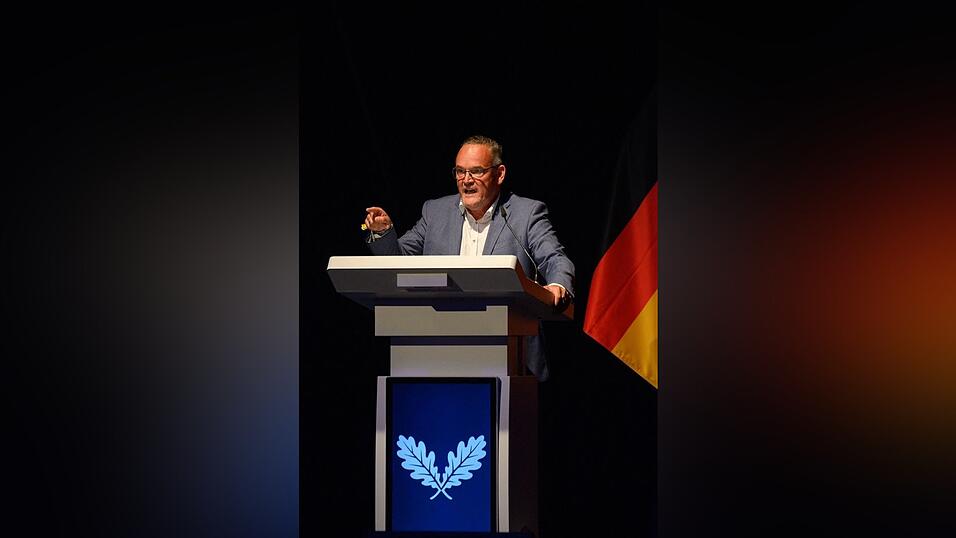 AfD-Landeschef Martin Reichardt wettert unter gro&szlig;em Jubel gegen &laquo;Vater Staat&raquo;.