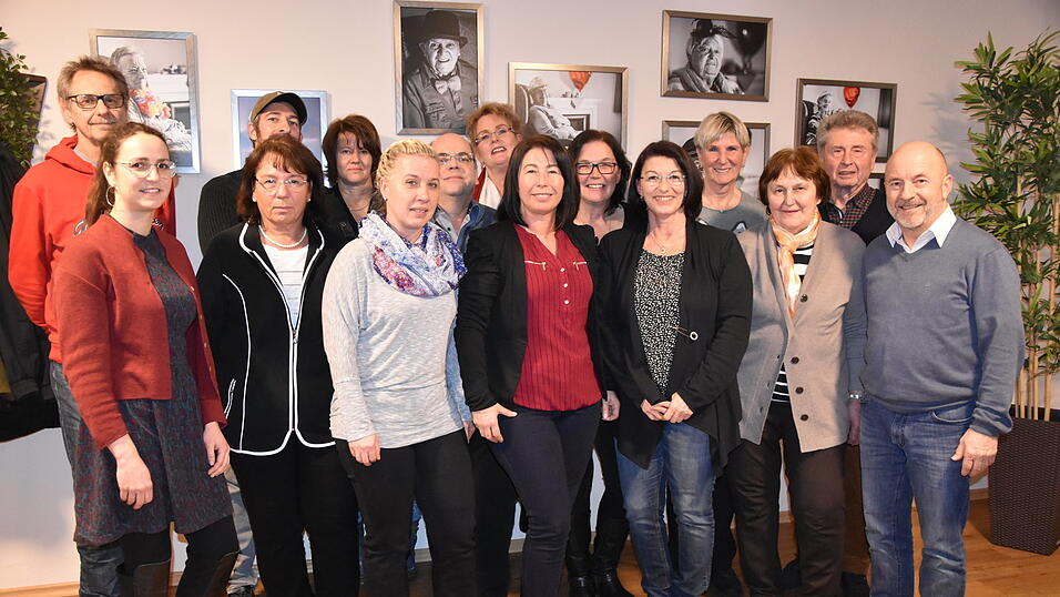 Heimleiterin Petra Hegewald (5.v.l.) und Petra Peschke (8.v.l.) als Mitglied des Heimbeirats sind froh &uuml;ber die ehrenamtlichen Helfer, die viele Aktivit&auml;ten im Pflegezentrum Pur Vital erst m&ouml;glich machen. 16 Freiwillige unterst&uuml;tzen die Fachkr&auml;fte auf verschiedene Weise. Weitere helfende H&auml;nde sind jederzeit willkommen.