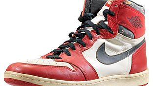 Der teuerste benutzte Schuh der Welt. Die von Michael Jordan getragenen „High Chicago“ kosteten 615 000 Dollar.