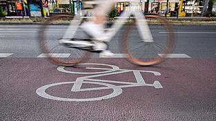 Viele Straßen in Deutschland müssen repariert werden. Viele Straßen in Deutschland müssen repariert werden.