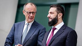 Syriens &Uuml;bergangspr&auml;sident al-Scharaa (r.) holt seinen verschobenen Besuch in Berlin nach.