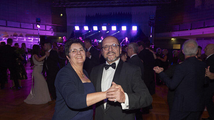 Die Metzgerzunft hat am Samstagabend in die Joseph-von-Fraunhofer-Halle eingeladen. Die Metzgerzunft hat am Samstagabend in die Joseph-von-Fraunhofer-Halle eingeladen.