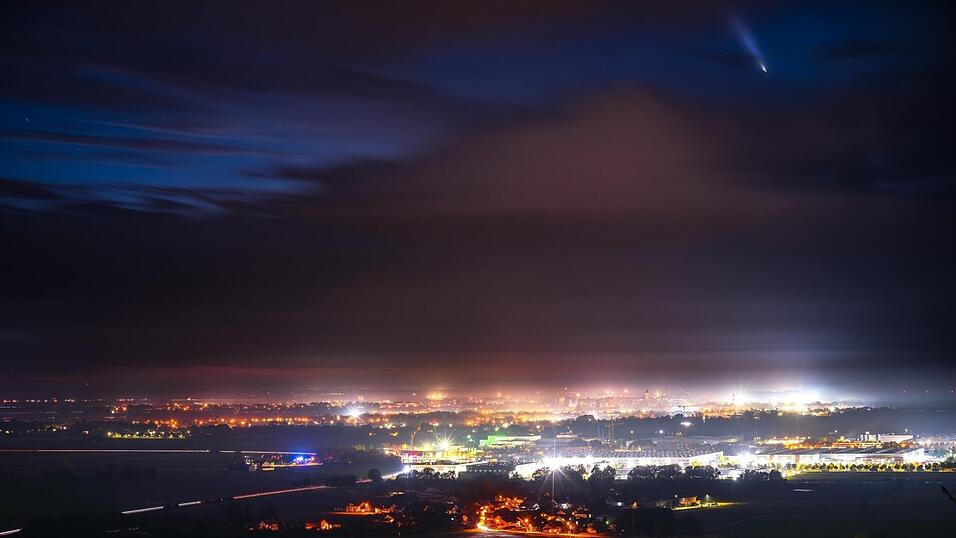 Der Komet 'Tsuchinshan-Atlas' (rechts oben) &uuml;ber Straubing: Am Montagabend gelang Stefan Wintermeier diese spektakul&auml;re Aufnahme.