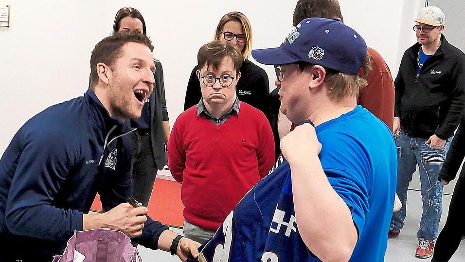 Für jeden hatte Mike Connolly, Kapitän der Straubing Tigers, ein Autogramm und einen guten Spruch. Für jeden hatte Mike Connolly, Kapitän der Straubing Tigers, ein Autogramm und einen guten Spruch.