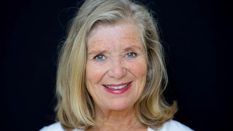 Jutta Speidel mit einer musikalischen Lesung zu ihrem Buch &bdquo;Amaryllis&ldquo; im Landshuter Rathausprunksaal.