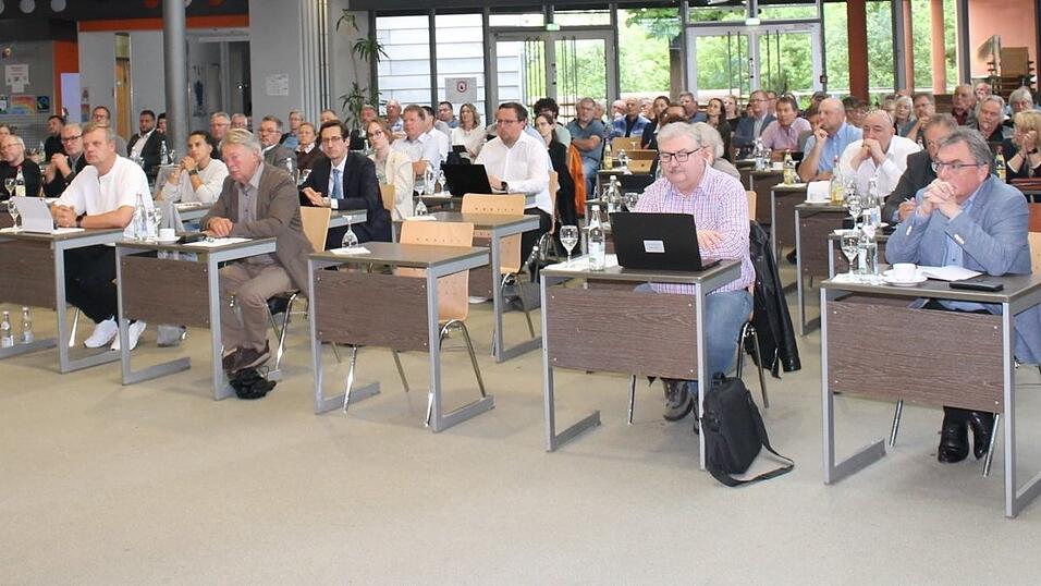 Als ihre Kandidatin bei der Wahl zur Seniorenbeauftragten durchfiel, verließ die AfD-Fraktion (rechts im Bild) geschlossen den Sitzungssaal. Als ihre Kandidatin bei der Wahl zur Seniorenbeauftragten durchfiel, verließ die AfD-Fraktion (rechts im Bild) geschlossen den Sitzungssaal.