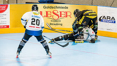Lukas Alzinger (Trikotnummer 20) und der IHC Atting erlebten ein bitteres Heimwochenende. Gegen Kaarst und Düsseldorf setzte es zwei deutliche Niederlagen. Lukas Alzinger (Trikotnummer 20) und der IHC Atting erlebten ein bitteres Heimwochenende. Gegen Kaarst und Düsseldorf setzte es zwei deutliche Niederlagen.