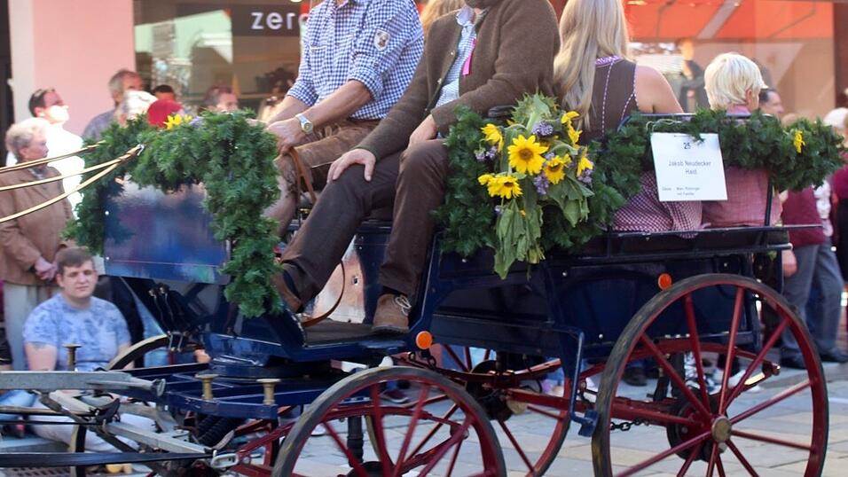 Viele Besucher verfolgten am Sonntag den Umzug auf dem Vilsbiburger Stadtplatz. Viele Besucher verfolgten am Sonntag den Umzug auf dem Vilsbiburger Stadtplatz.