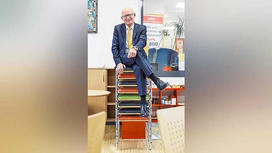 Soziale Verantwortung, sagt AWO-Chef Georg Thurner, sei ihm immer wichtig gewesen - und zwar nicht nur intellektuell, sondern auch ganz lebenspraktisch. Bei seinem Abschied als Banker wurde ihm attestiert, den Betriebsrat und den Top-Manager in seinem Herzen erfolgreich verbunden zu haben. Soziale Verantwortung, sagt AWO-Chef Georg Thurner, sei ihm immer wichtig gewesen - und zwar nicht nur intellektuell, sondern auch ganz lebenspraktisch. Bei seinem Abschied als Banker wurde ihm attestiert, den Betriebsrat und den Top-Manager in seinem Herzen erfolgreich verbunden zu haben.