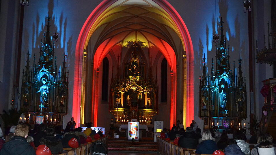 Die Kirche von Wallersdorf erstrahlte in besonderem Licht und war mit Spielkarten mit Herzsymbolik geschm&uuml;ckt.