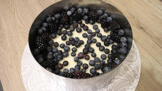 Die Beeren werden gleichmäßig am Rand des Tortenrings verteilt. Die übrigen können in die Mitte wandern.