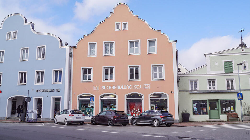 Vor der Buchhandlung Koj in Vilsbiburg befinden sich drei Parkpl&auml;tze. Ein Behindertenparkplatz wird dort nicht eingerichtet.