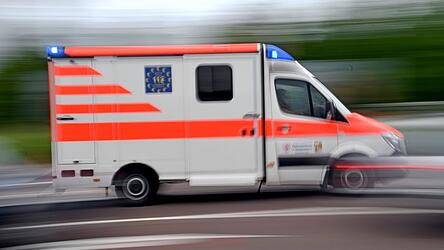 Der verletzte Waldarbeiter wurde in ein Krankenhaus gebracht. (Symbolbild)