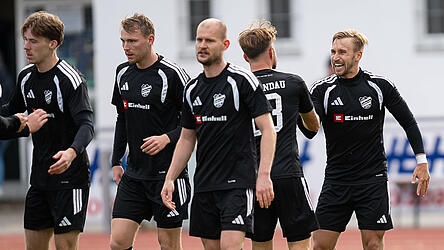 Michael Reinwald (rechts) brachte den FSV mit seinem Treffer zum 1:0 gegen die DJK SV Adlkofen auf die Siegesstra&szlig;e und l&auml;sst sich daf&uuml;r von seinen Mannschaftskollegen begl&uuml;ckw&uuml;nschen.